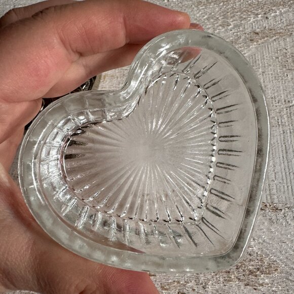 Vintage Clear Glass Heart Shaped Trinket Dish with Silver Plated Lid - Picture 8 of 9